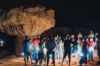 Visite aux lanternes avec un guide dans le parc de Timna